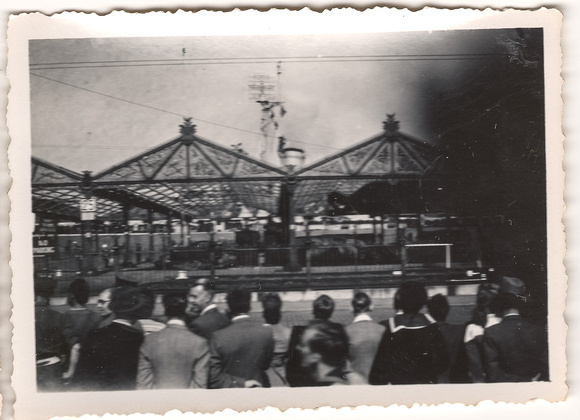 President Truman ship arrives in Paris